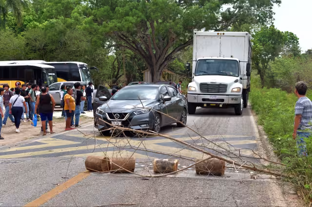 Escárcega–Calakmul: bloqueo sin rutas alternas afecta transporte de carga