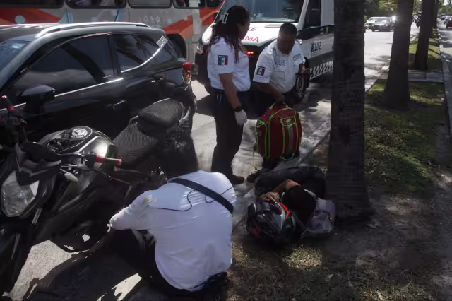 Los paramédicos atendieron a los lesionados en el lugar de los hechos.