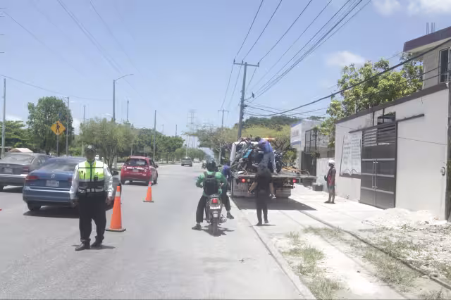 En el filtro de revisión, encabezado por agentes de Tránsito Municipal, varias unidades fueron colocadas en grúas para ser trasladadas al corralón