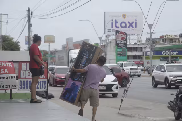 Usuarios se han visto obligados a ir hasta centros comerciales para recibir su compra