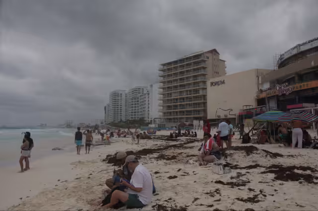 Autoridades recomendaron a los visitantes entrar al mar con precaución y no rebasar los cinco metros desde la orilla