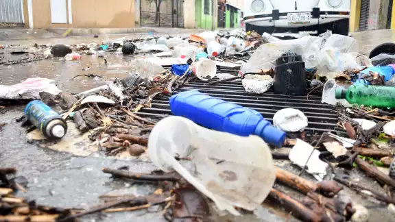 La gente sigue tirando desechos a la calle y los servicios públicos son deficientes en el municipio La gente sigue tirando desechos a la calle y los servicios públicos son deficientes en el municipio