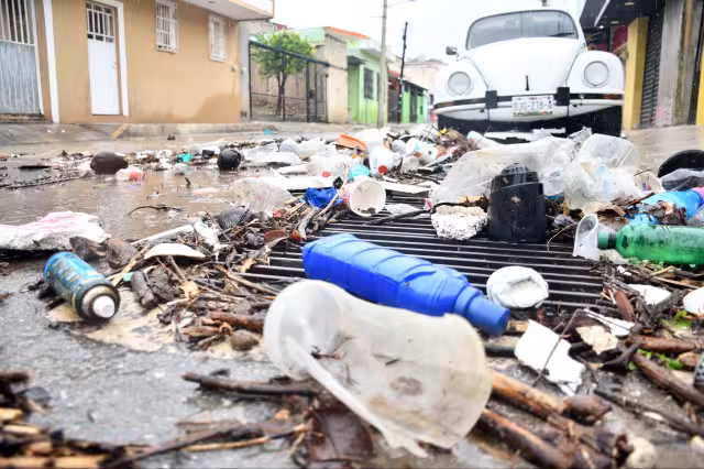 La gente sigue tirando desechos a la calle y los servicios públicos son deficientes en el municipio