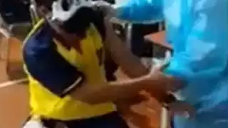 El hombre sufre de pánico a las agujas pero se enfrentó a sus miedos para inocularse contra en COVID-19