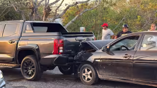 Choque por alcance provoca caos vial en el puente de Champotón