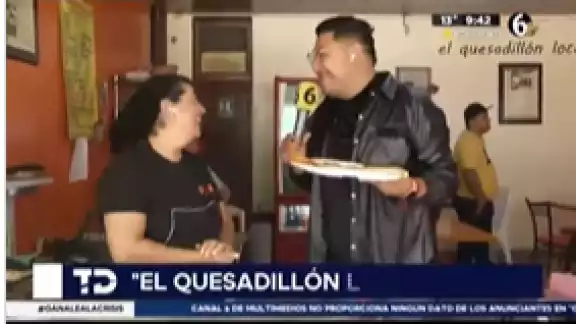 Señora trolea a reportero LGBT tras probar salsa picosa que "es para hombres"