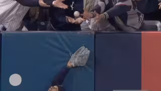 Aficionado de Yankees atrapó la pelota, le quitaron el jonrón a Volpe y lo sacaron del estadio