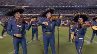 ¡Con sabor mexicano! Mariachi interpreta el himno de EU antes del Chicago vs. Eagles