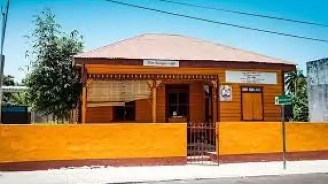 La 'casa voladora'; fue arrastrada con 25 personas adentro durante el Huracán Janet