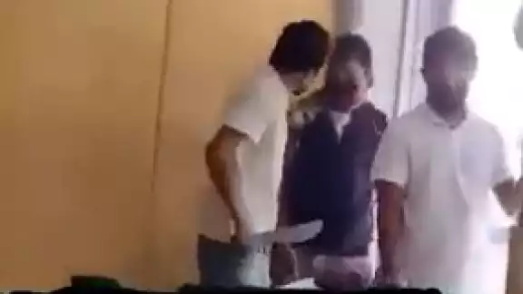 El joven amagó con un machete a su compañero El joven amagó con un machete a su compañero