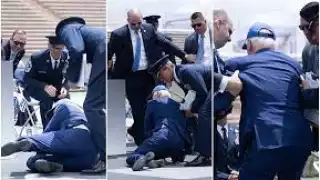 Tras dar un discurso y entregar el último diploma a los cadetes se dio la vuelta para sentarse, pero aparentemente tropezó con un saco terrero y cayó sobre sus rodillas desplomándose hacia un lado.