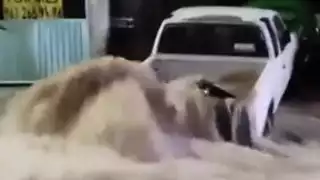 El agua en las calles convertidas el ríos, se desplaza con la fuerza suficiente para arrastrar una camioneta