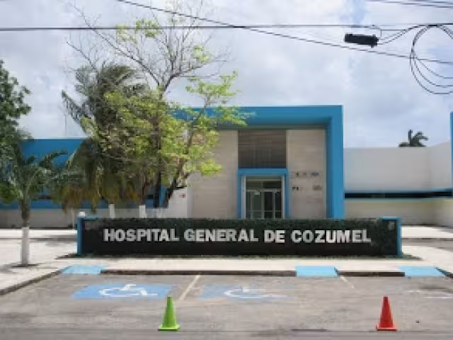 El hombre se encuentra internado en el Hospital General de Cozumel; la videollamada fue emotiva, cuentan testigos del hecho