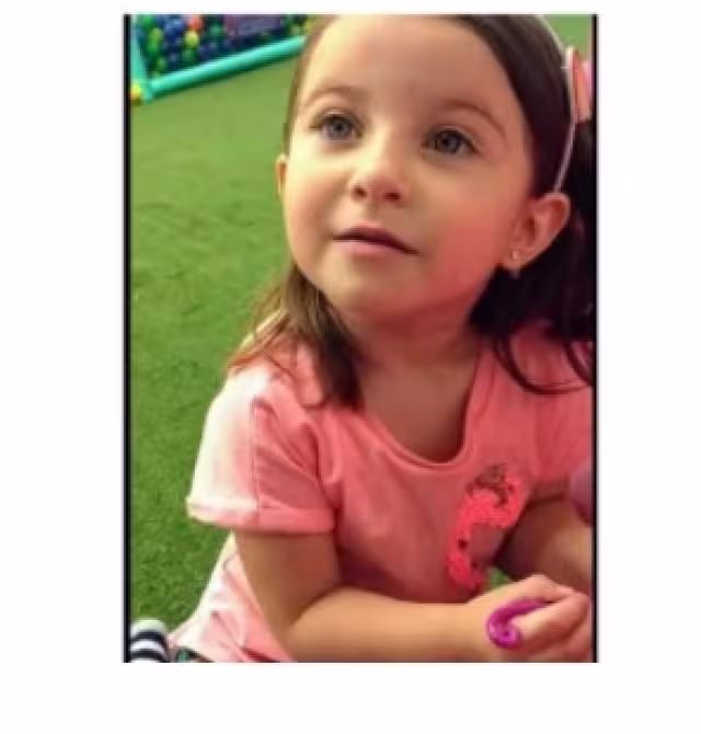 La niña tiene seis años de edad y es de origen mexicana