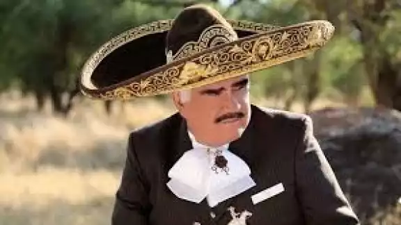 El cantante se cayó en su rancho "Los Tres Potrillos"