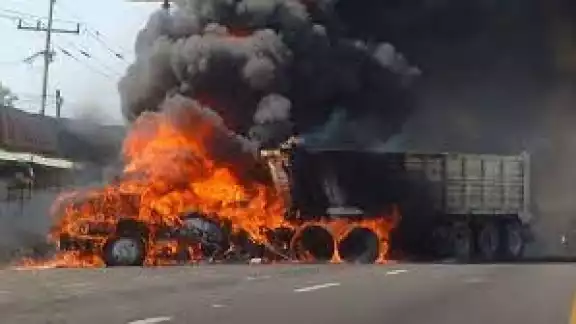 Reportan balaceras, bloqueos carreteros y quema de llantas en Tamaulipas Reportan balaceras, bloqueos carreteros y quema de llantas en Tamaulipas