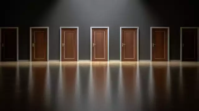 "Las puertas metafóricas, esas que en la imaginación abrimos o cerramos después de atravesarlas,  son más complejas pues en ocasiones estando afuera nos sentimos encerrados".