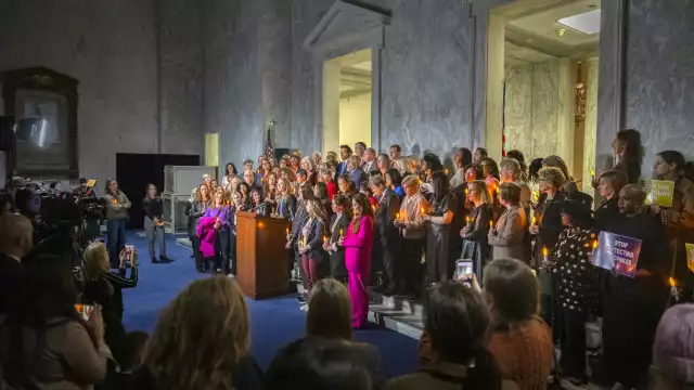 Los senadores aprobaron la Ley de Transparencia de los Archivos Epstein.