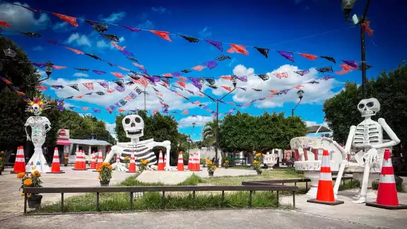 El parque principal se vuelve un santuario a la memoria con estructuras gigantes del Día de Muertos