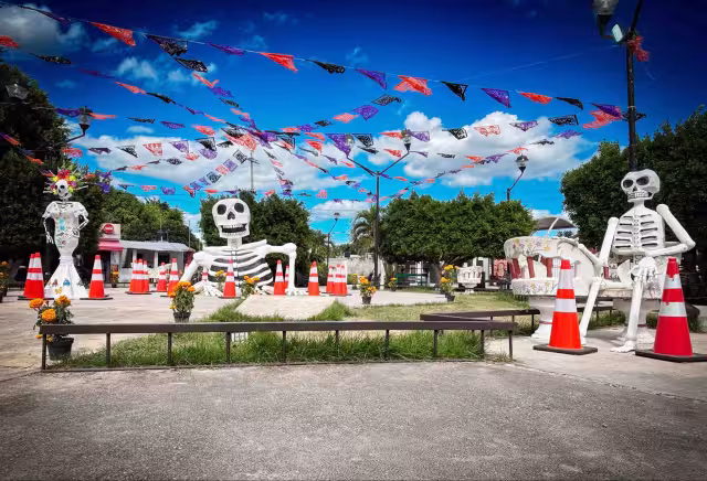 El parque principal se vuelve un santuario a la memoria con estructuras gigantes del Día de Muertos