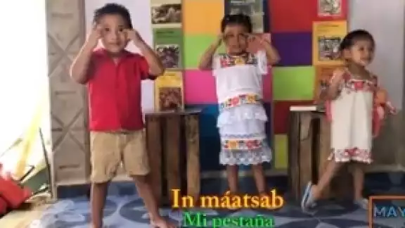 Los tres niños bailaron y coreografiaron la canción de la caricatura Los tres niños bailaron y coreografiaron la canción de la caricatura