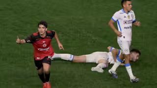 Gilberto Mora y los Xolos descarrilan a la Máquina de Cruz Azul tras imponerse 2-1 en Tijuana