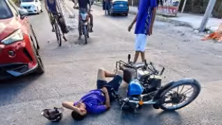 Dos motociclistas resultan lesionados tras choque en avenida Rancho Viejo de Cancún
