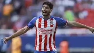 El defensa abrió un perfil en el sitio Famosos.com, donde personalidades mandar un comentario en video a quienes se interesen.