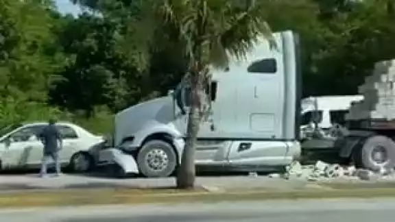 Camión se vuelca tras carambola en la carretera Playa del Carmen- Cancún Camión se vuelca tras carambola en la carretera Playa del Carmen- Cancún