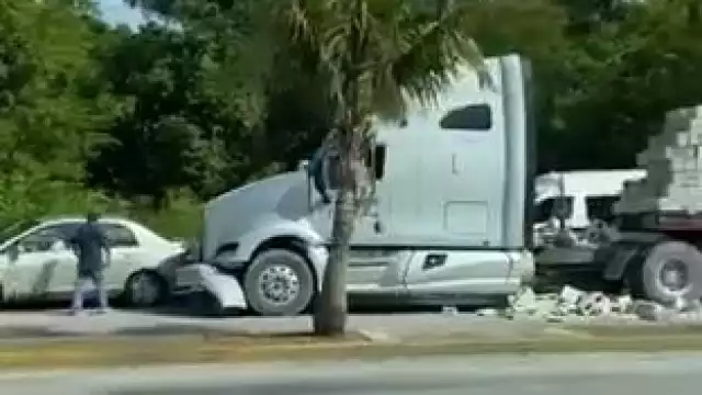 Camión se vuelca tras carambola en la carretera Playa del Carmen- Cancún