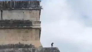 Perro sube a la pirámide de Chichén Itzá e infringe reglamento del INAH