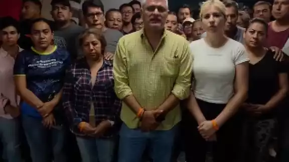 El alcalde dio a conocer los hechos a lado de su equipo. El alcalde dio a conocer los hechos a lado de su equipo.