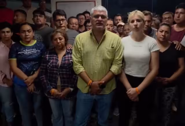 El alcalde dio a conocer los hechos a lado de su equipo.