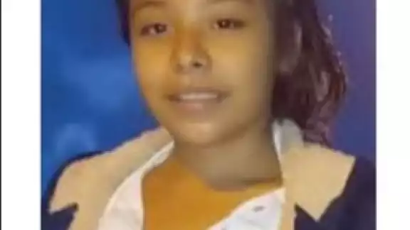 La joven tiene pelo lacio, largo y negro, tiene ojos color café, mide un metro con 47 metros y tiene un peso de 45 gramos La joven tiene pelo lacio, largo y negro, tiene ojos color café, mide un metro con 47 metros y tiene un peso de 45 gramos