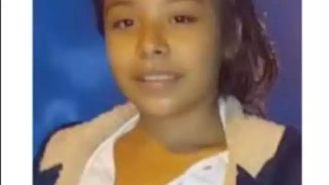 La joven tiene pelo lacio, largo y negro, tiene ojos color café, mide un metro con 47 metros y tiene un peso de 45 gramos