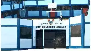 Captan a maestro alzando del cuello a alumna en primaria de Perú