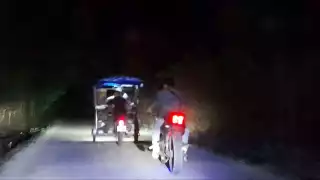 Dos menores derrapan en motocicleta al tomar una curva rumbo a San Antonio Sahcabchén.