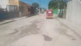Vecinos de La Lupita en Sabancuy exigen solución definitiva para  numerosos baches 