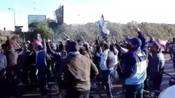 Fanáticos argentinos celebrando los 35 años del legendario gol de Dieguito Maradona Fanáticos argentinos celebrando los 35 años del legendario gol de Dieguito Maradona