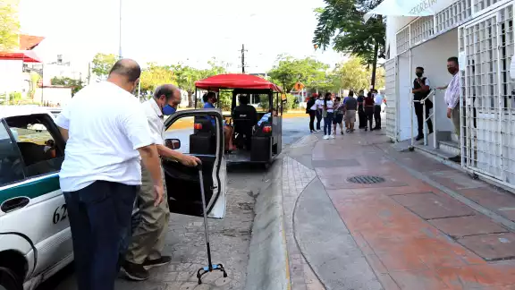 Algunos adultos mayores viven en condición de vulnerabilidad debido a que han sido abandonados en calles o parques del estado Algunos adultos mayores viven en condición de vulnerabilidad debido a que han sido abandonados en calles o parques del estado