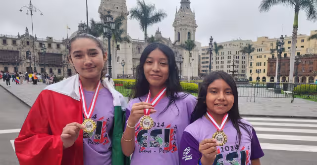 Arleth Ceh, Keidy Montes y Elena Pacho posaron con sus preseas, obtenidas por su excelente trabajo.