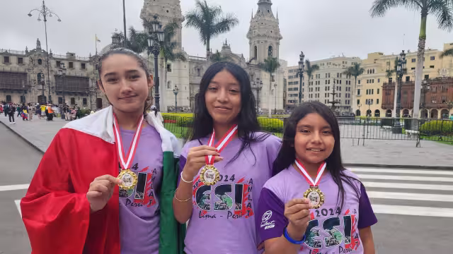 Arleth Ceh, Keidy Montes y Elena Pacho posaron con sus preseas, obtenidas por su excelente trabajo.