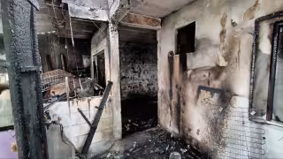 La vivienda quedó calcinada y reducida a cenizas tras el incendio.