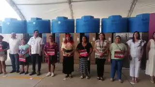 En Ciudad del Carmen, Claudia Sheinbaum impulsa apoyo social con refrigeradores y cisternas