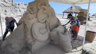 Con esculturas de arena de “Dragon Ball Z” rinden homenaje a Akira Toriyama en Ciudad del Carmen 
