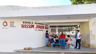 Maestros de Escuela Secundaria “Nassim Joaquín Ibarra” en Cancún inician paro laboral por adeudo salarial