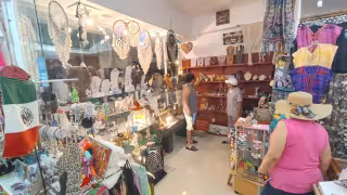 Comerciantes de artesanías de la Zona Hotelera de Cancún enfrentan crisis económica pese a temporada alta de turismo