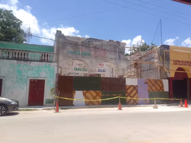 Demuelen histórico edificio del Sindicato del Chicle en Peto para construir centro comercial