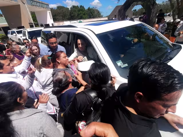 Ciudadanos expresan respaldo a Claudia Sheinbaum en Cancún.