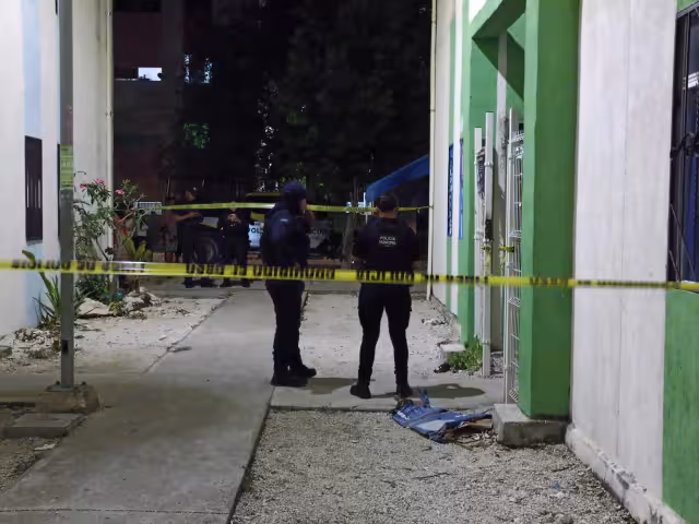 Elementos policiacos llegaron al lugar y resguardaron la escena del crimen.